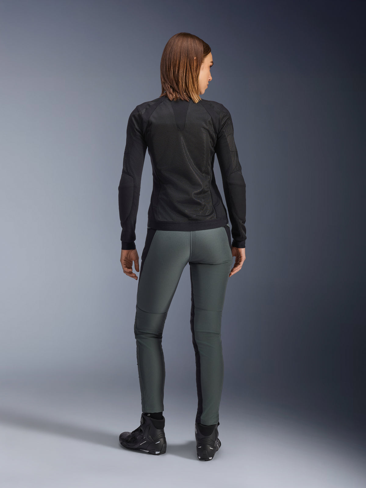 Alpinestars Pantaloni Alamosa da donna, pantaloni da moto urban slim-fit grigi in softshell, vista posteriore su modella.