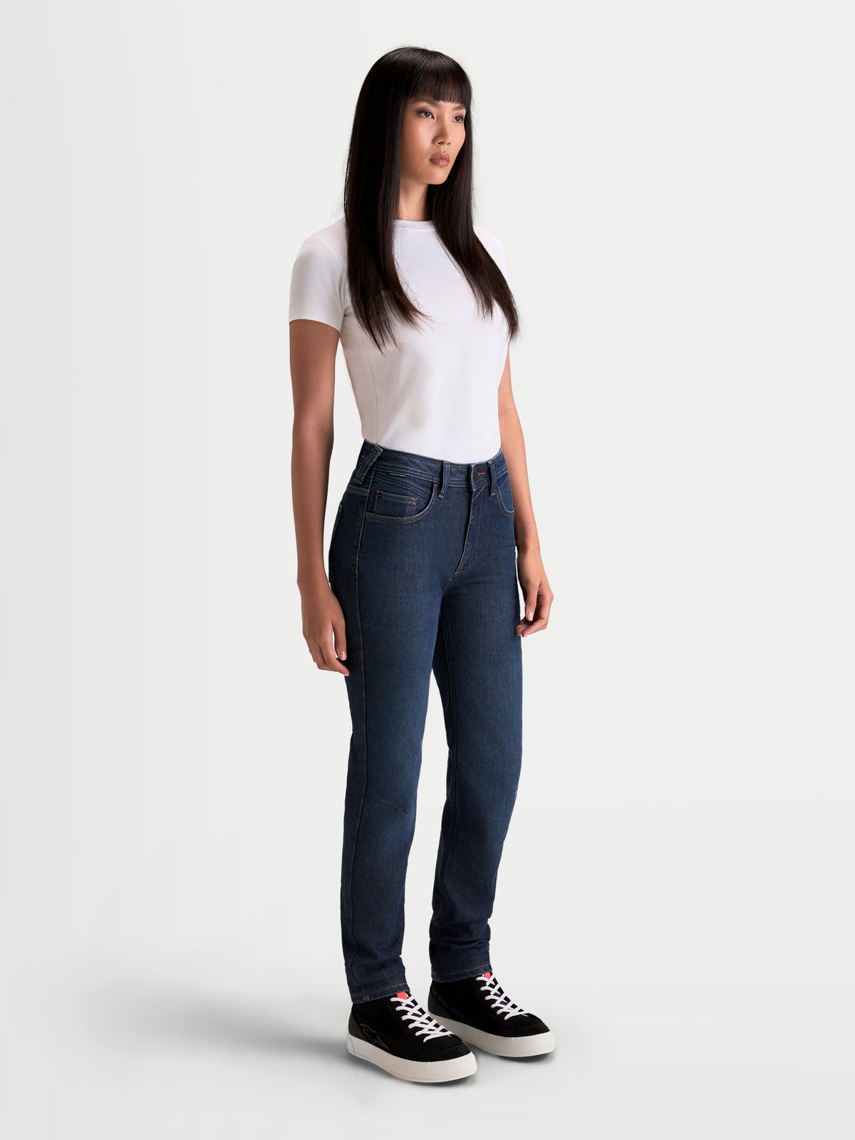 Alpinestars Stella Flex Ast 7 Denim Pantaloni Short, jeans da moto urbani da donna, blu scuro, certificati AA, indossati da una modella