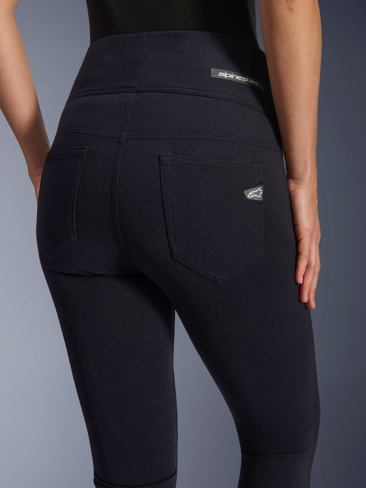 Alpinestars Stella Flex-Ast Leggings, leggings da moto da donna, nero, vista posteriore con design a vita alta, due tasche posteriori, logo Alpinestars sulla fascia in vita e sulla tasca destra, tessuto tecnico aderente per guida urbana