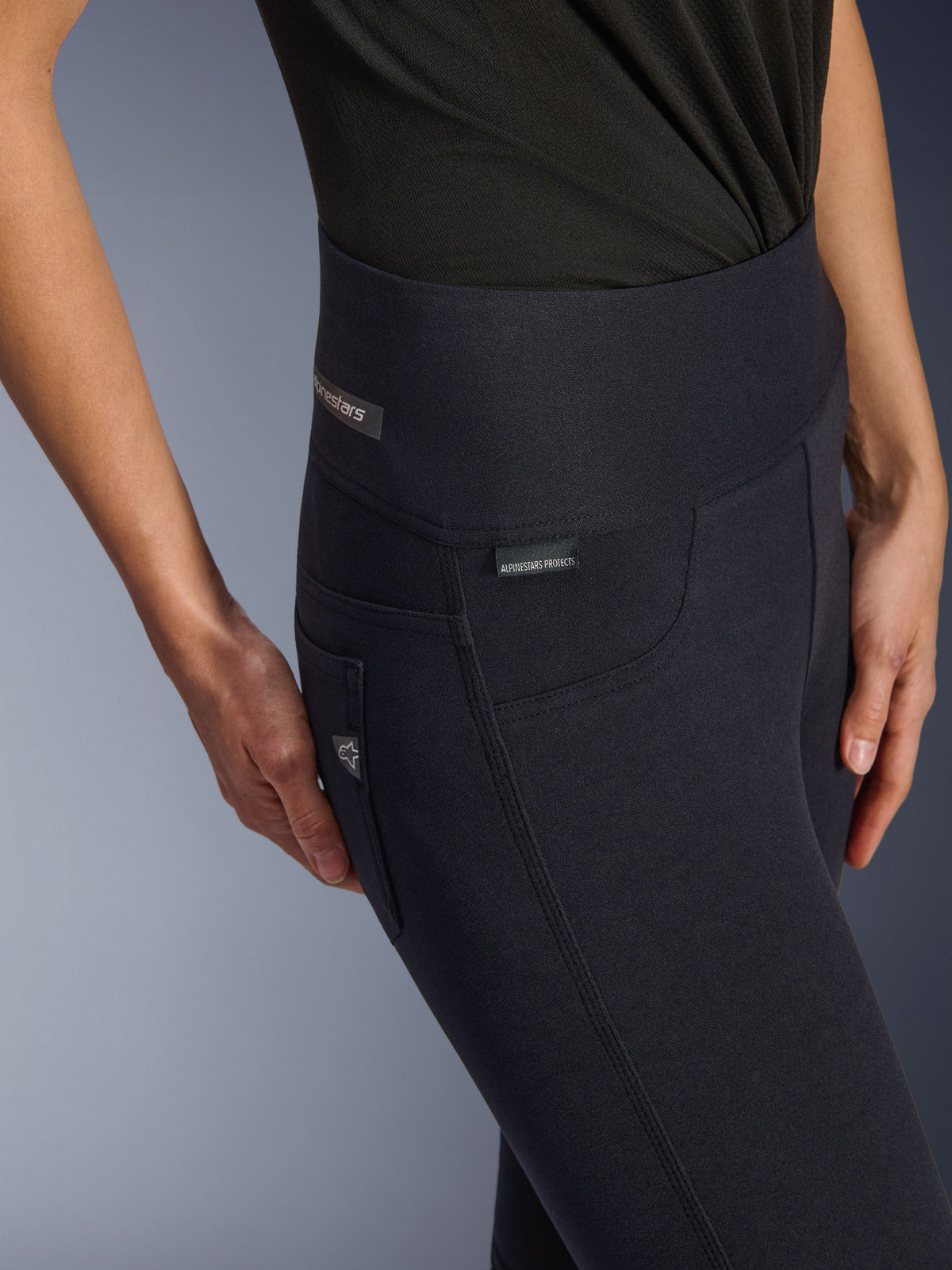 Alpinestars Leggings Stella Flex-Ast, leggings da moto da donna, nero, primo piano del girovita alto e della zona dei fianchi con etichette del brand discrete, design urbano elegante per la guida su strada