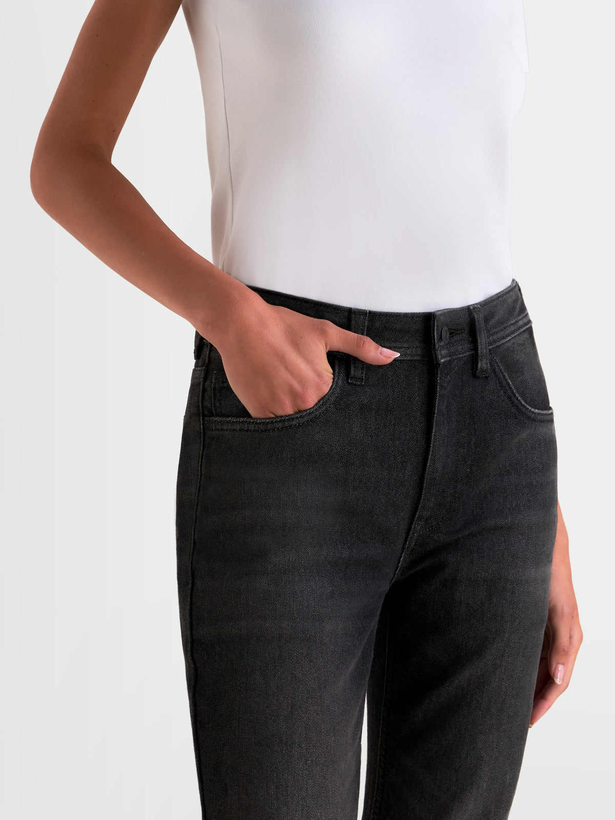 Alpinestars Stella Flex Ast 5 Denim Pantaloni Short, jeans da moto da donna in denim nero slavato, dettaglio della vita e delle tasche anteriori indossati da una modella