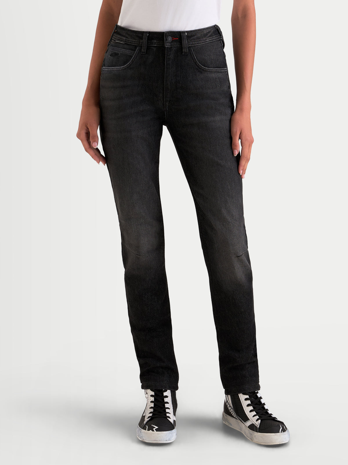 Alpinestars Stella Flex Ast 5 Denim Pantaloni Short, jeans da moto urbani da donna, colore nero slavato, vista frontale su modella con calzata corta