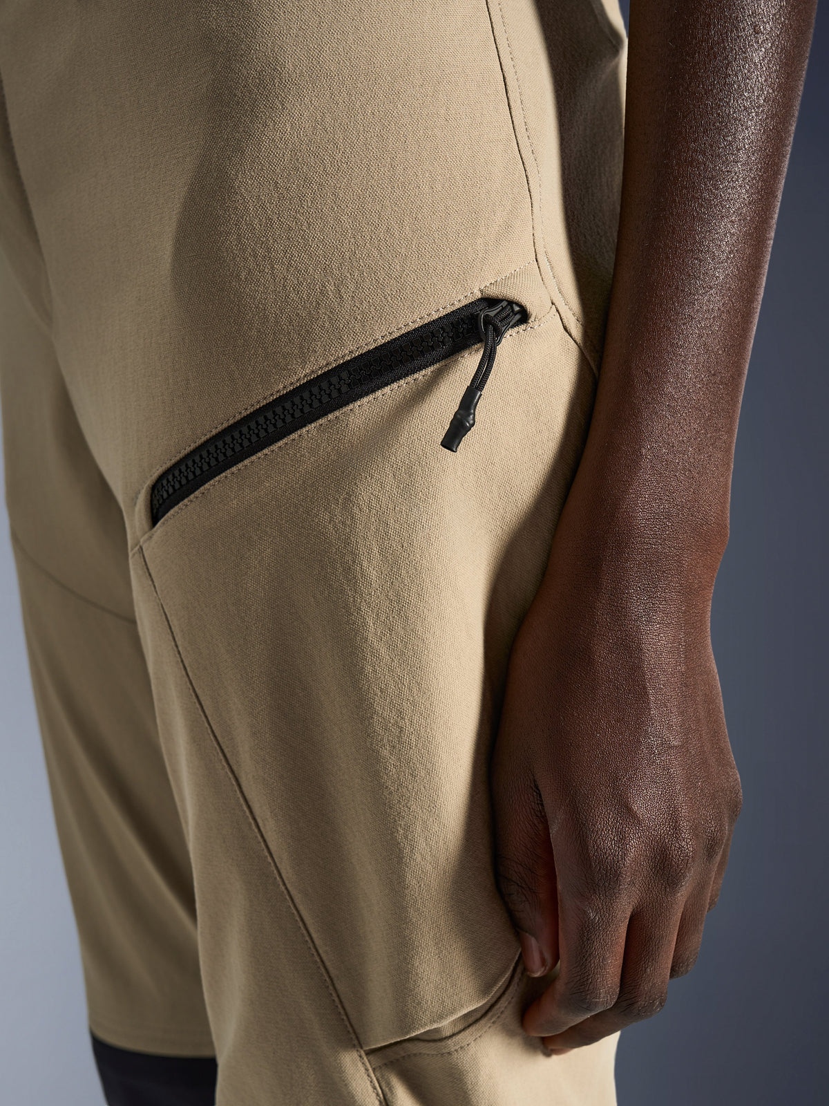 Pantaloni Alpinestars Stella Flex-AST Explorer da donna in colore Sand, primo piano della zona dell'anca e della coscia con tasca cargo diagonale con cerniera nera e tessuto ripstop resistente