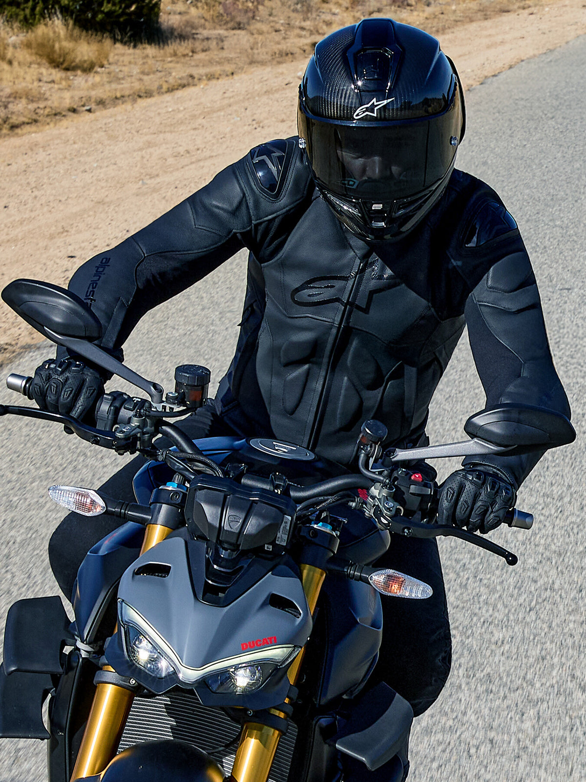 Alpinestars Giacca in pelle Dusk, giacca da moto racing uomo, nera, con cursori sulle spalle, pilota su Ducati grigia