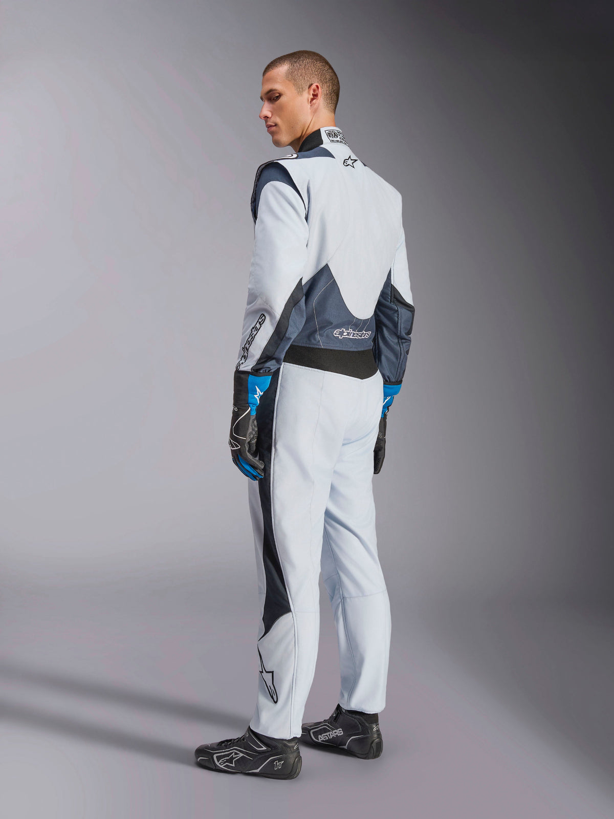 Alpinestars Tuta GP Pro Comp V2 FIA, tuta da corsa auto da uomo, argento e blu, con pannelli elastici posteriori.