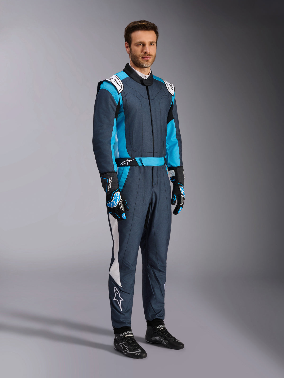 Alpinestars tuta GP Pro Comp V2 FIA, equipaggiamento professionale da auto racing asfalto e ciano, per uomo.
