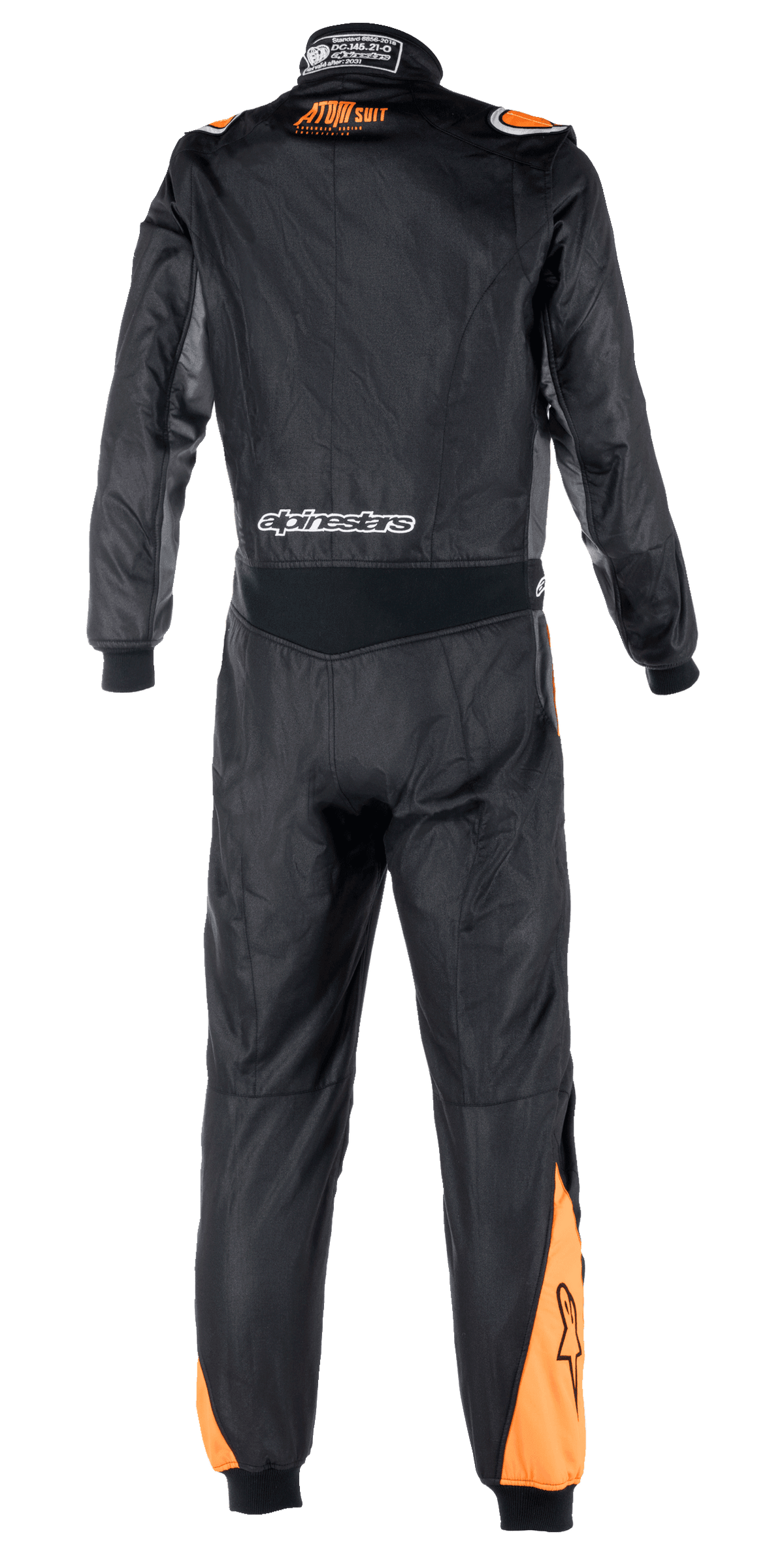 Tuta Alpinestars Atom FIA Graphic, vista posteriore di una tuta intera da auto racing, nero e antracite con accenti arancione fluo su spalle e polpacci, dettagli della certificazione FIA sul colletto e logo Alpinestars sulla parte bassa della schiena.