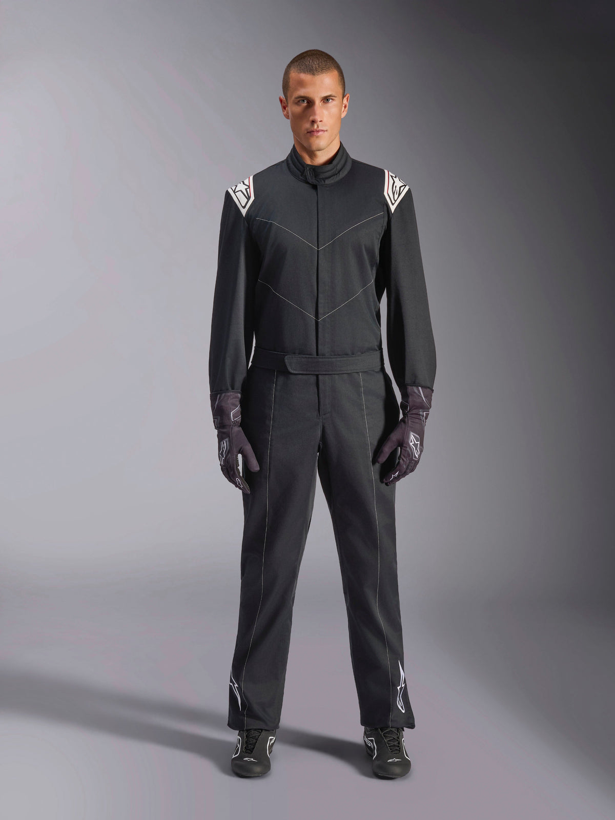 Alpinestars Kart Indoor V2 Suit, tuta da karting intera, nera, con loghi Astars bianchi sulle spalle e sulla parte inferiore delle gambe, cintura regolabile e colletto ergonomico, progettata per il karting ricreativo indoor