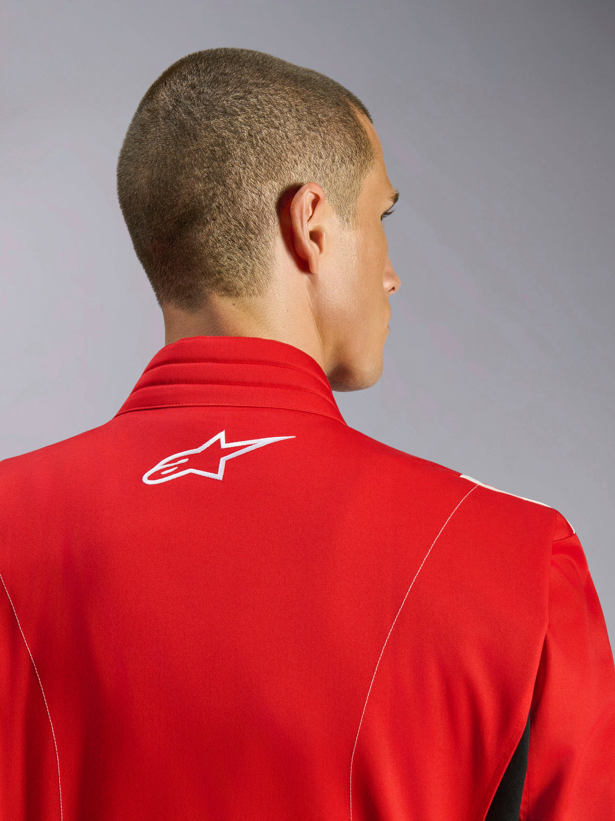 Tuta Alpinestars Kart Indoor V2, rosso, primo piano della parte superiore della schiena e della zona del collo con logo bianco ricamato e cuciture a contrasto, design ergonomico del colletto per il karting