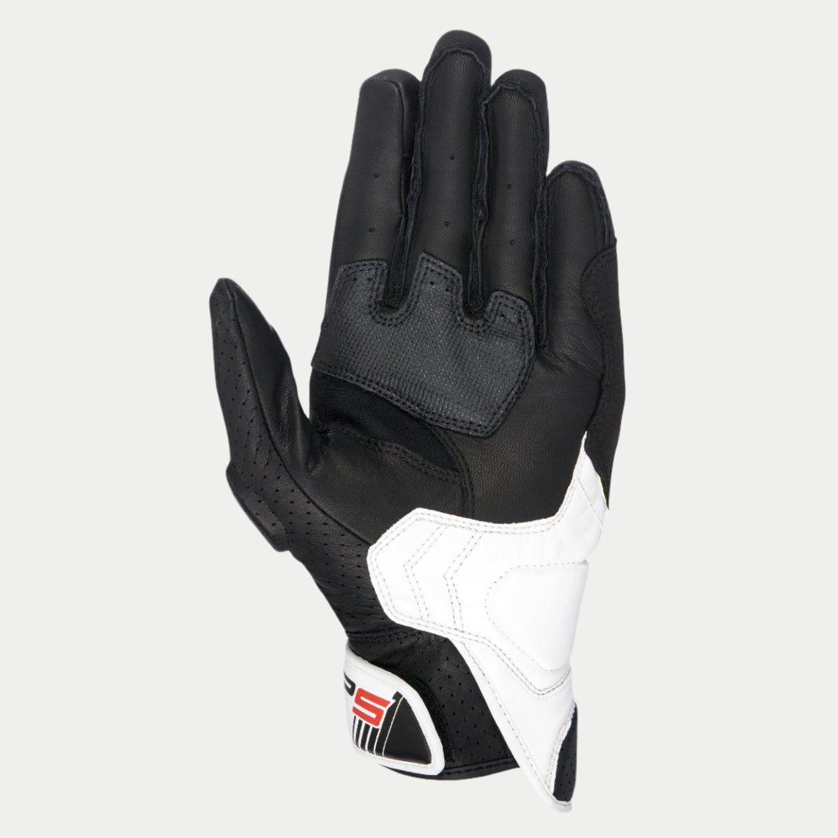 Guanti Alpinestars SP-5, vista del palmo, pelle nera e bianca, con inserti grip in microfibra su palmo e pollice, pelle traforata per la ventilazione, rinforzo bianco sul lato del mignolo e marchio SP-5 sulla chiusura del polso.