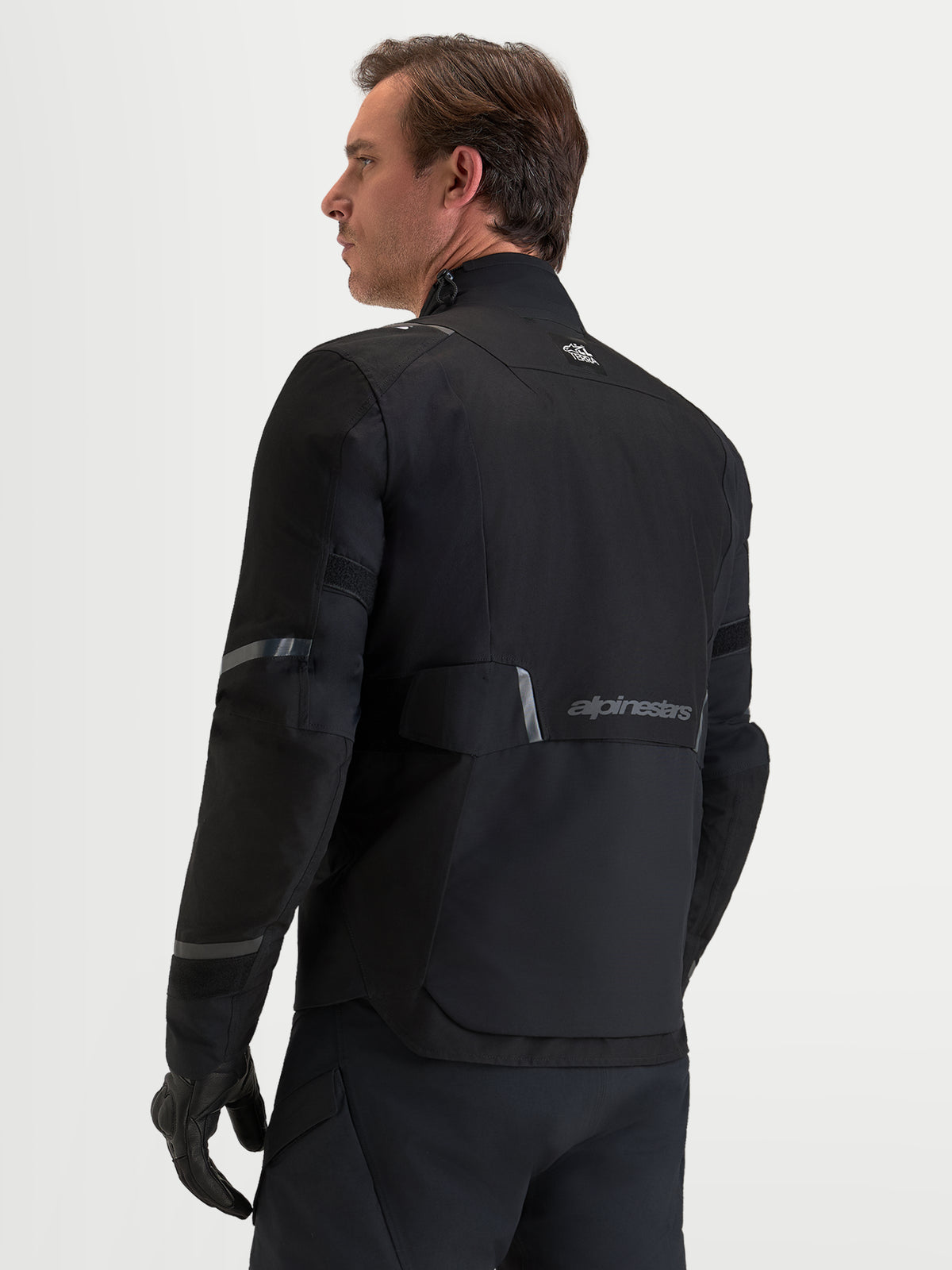Alpinestars St-7 V2 2L Gore-Tex Giacca, giacca da moto adventure touring da uomo in nero, vista posteriore con dettagli riflettenti, membrana impermeabile e marchio Alpinestars
