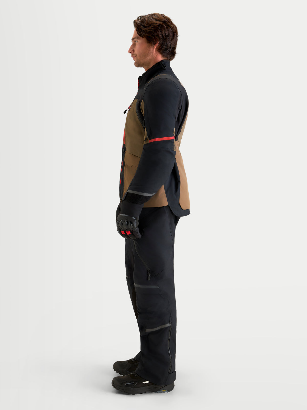 Alpinestars St-7 V2 2L Gore-Tex Giacca, giacca da moto adventure touring da uomo, color marrone noce e nero, con protezione GORE-TEX impermeabile, indossata da un modello in vista laterale