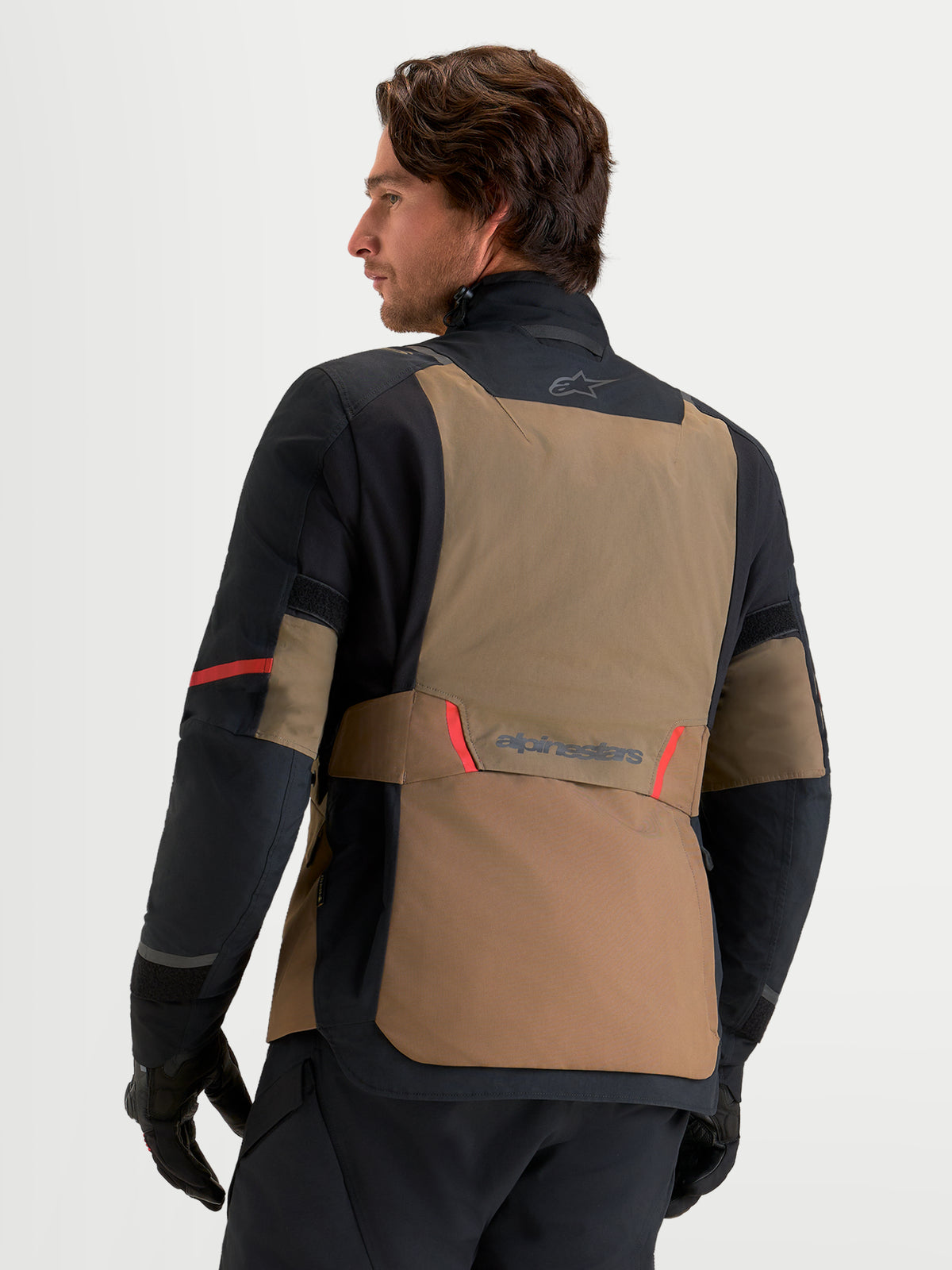 Alpinestars St 7 V 2 2 L Gore Tex Giacca, giacca da moto adventure da uomo, marrone noce e nero, vista posteriore su un modello