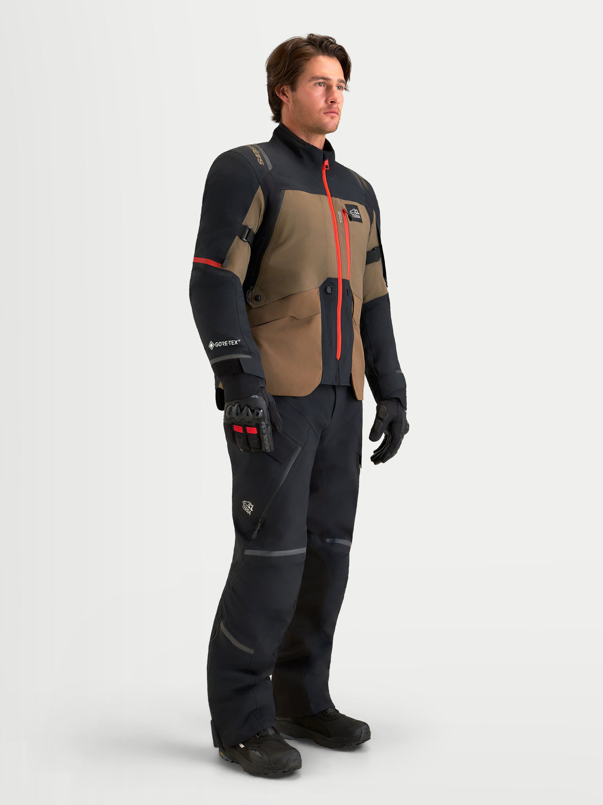 Alpinestars St 7 V 2 2 L Gore Tex Giacca, giacca da moto adventure da uomo, marrone noce e nero con accenti rossi, membrana impermeabile Gore-Tex, indossata da un modello in kit completo