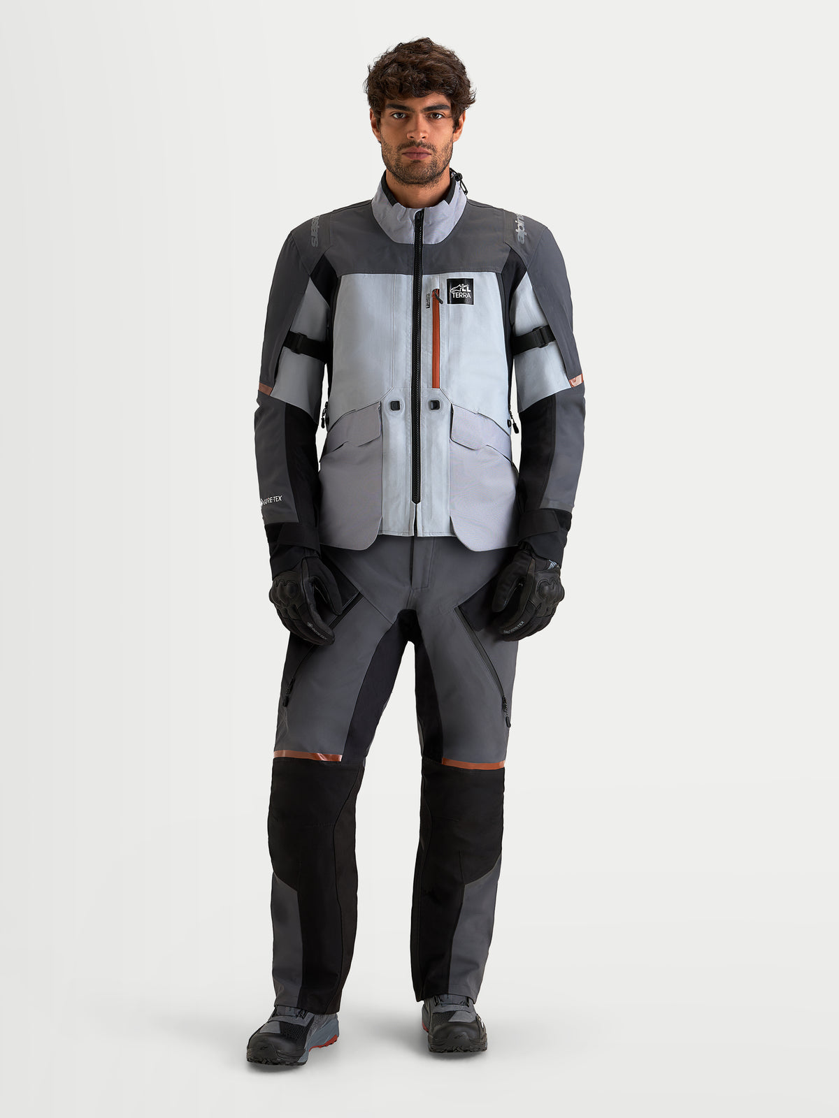 Alpinestars St-7 V2 2L Gore-Tex Gear Set, completo da moto adventure touring da uomo, grigio medio, grigio chiaro e nero, vista frontale su un modello che indossa abbigliamento da guida impermeabile