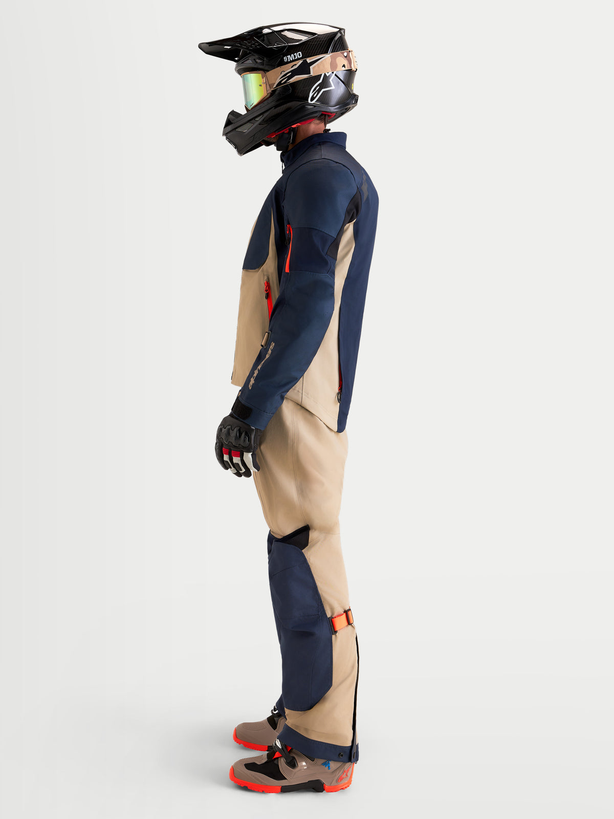 Alpinestars Arenis Gore-Tex Giacca, giacca da moto adventure da uomo in blu navy e alluminio, vista laterale che mostra la struttura in tessuto impermeabile e i pantaloni abbinati
