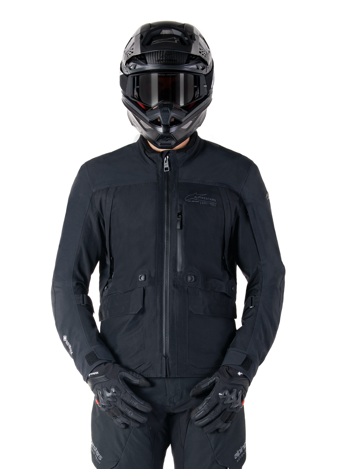 Alpinestars St-7 Prime GORE-TEX Jacket, giacca da moto touring nera, impermeabile e traspirante, zip frontale e tasche multiple, indossata con casco e guanti coordinati, protezione premium per tutte le condizioni atmosferiche
