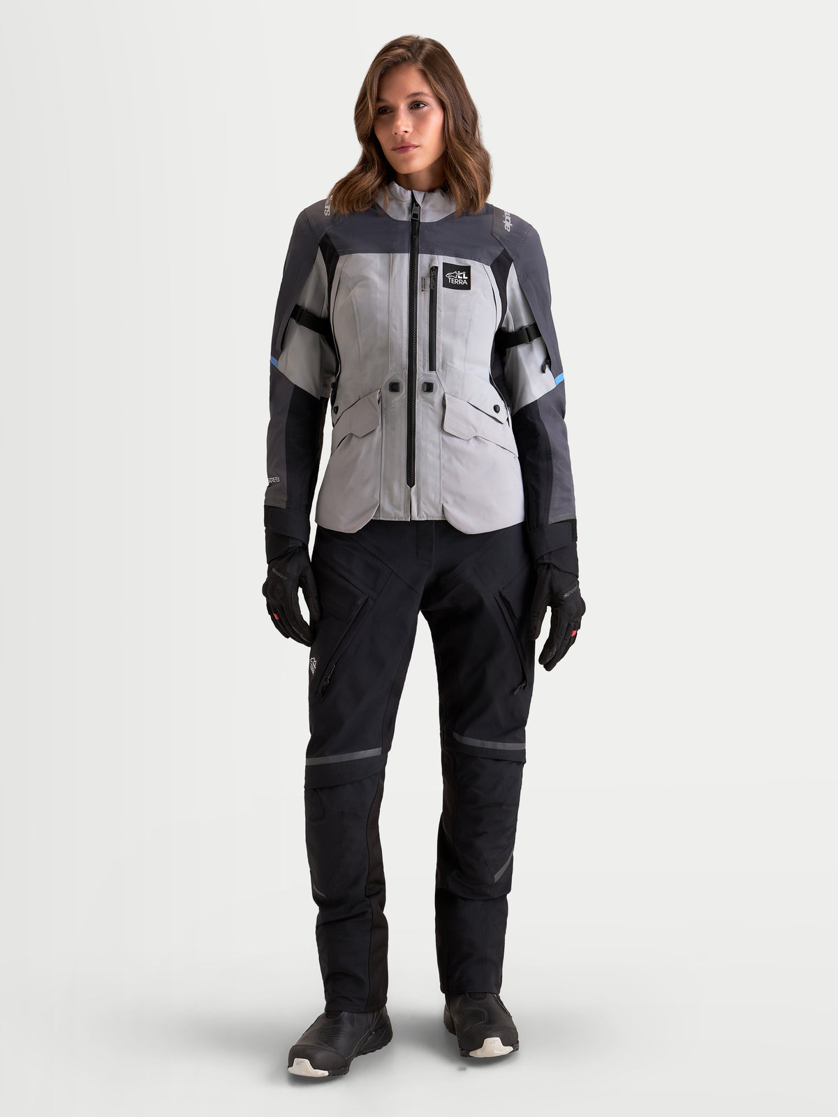 Alpinestars Stella ST-7 V2 2L Gore-Tex Giacca, giacca da moto adventure da donna in grigio medio, grigio scuro e nero, vista frontale completa indossata da una modella con struttura in tessuto impermeabile e pantaloni abbinati