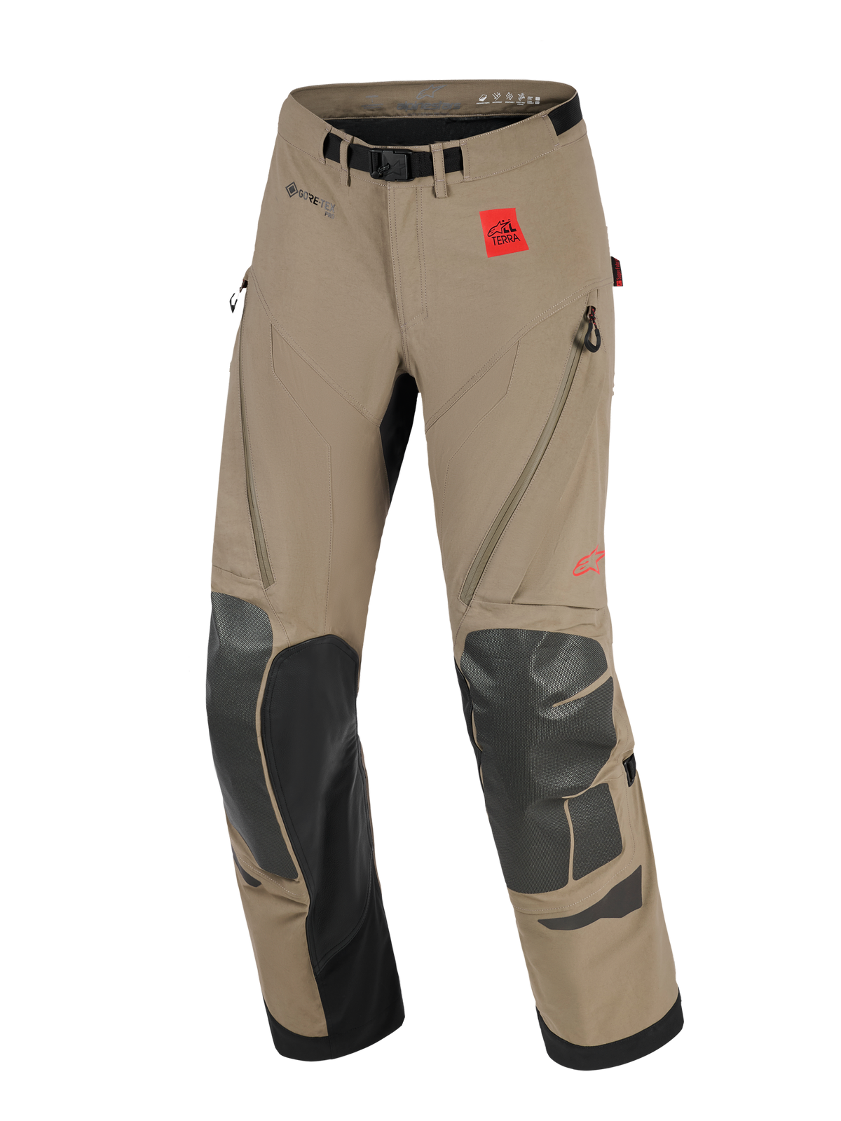 Alpinestars Nazca 3L GORE-TEX PRO Pants, pantaloni adventure da moto, colore Walnut e nero, con patch rossa del logo All Terra, marchio GORE-TEX PRO, rinforzi neri in Superfabric su ginocchia e stinchi, ventilazione sulle cosce con cerniera e cintura integrata con fibbia magnetica.
