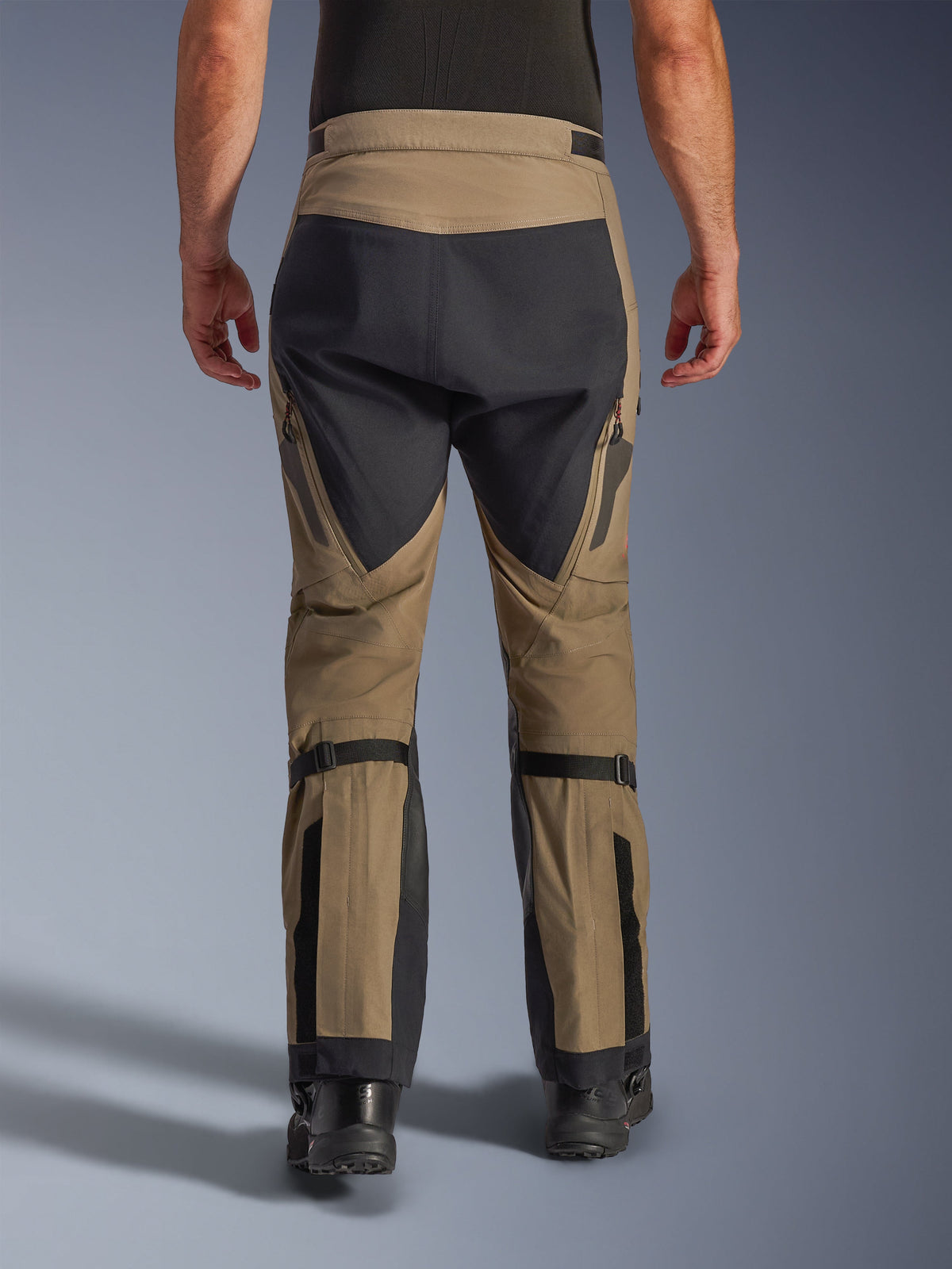 Pantaloni Alpinestars Nazca 3L GORE-TEX PRO, noce e nero, vista posteriore che mostra i regolatori di volume del polpaccio e i pannelli rinforzati, pantaloni tecnici da moto adventure per ogni condizione atmosferica