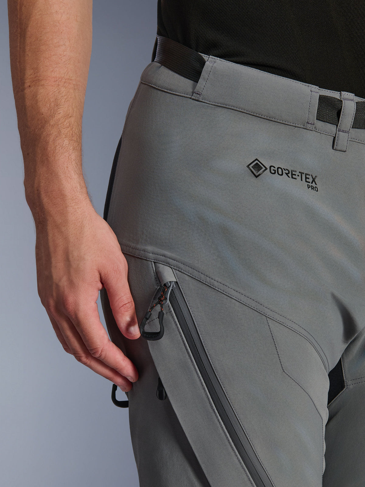 Primo piano dei pantaloni Alpinestars Nazca 3L GORE-TEX PRO in Dark Gray Black, che mostra il logo GORE-TEX PRO sul fianco, una tasca cargo con zip resistente all'acqua e la robusta costruzione tessile per l'adventure riding.