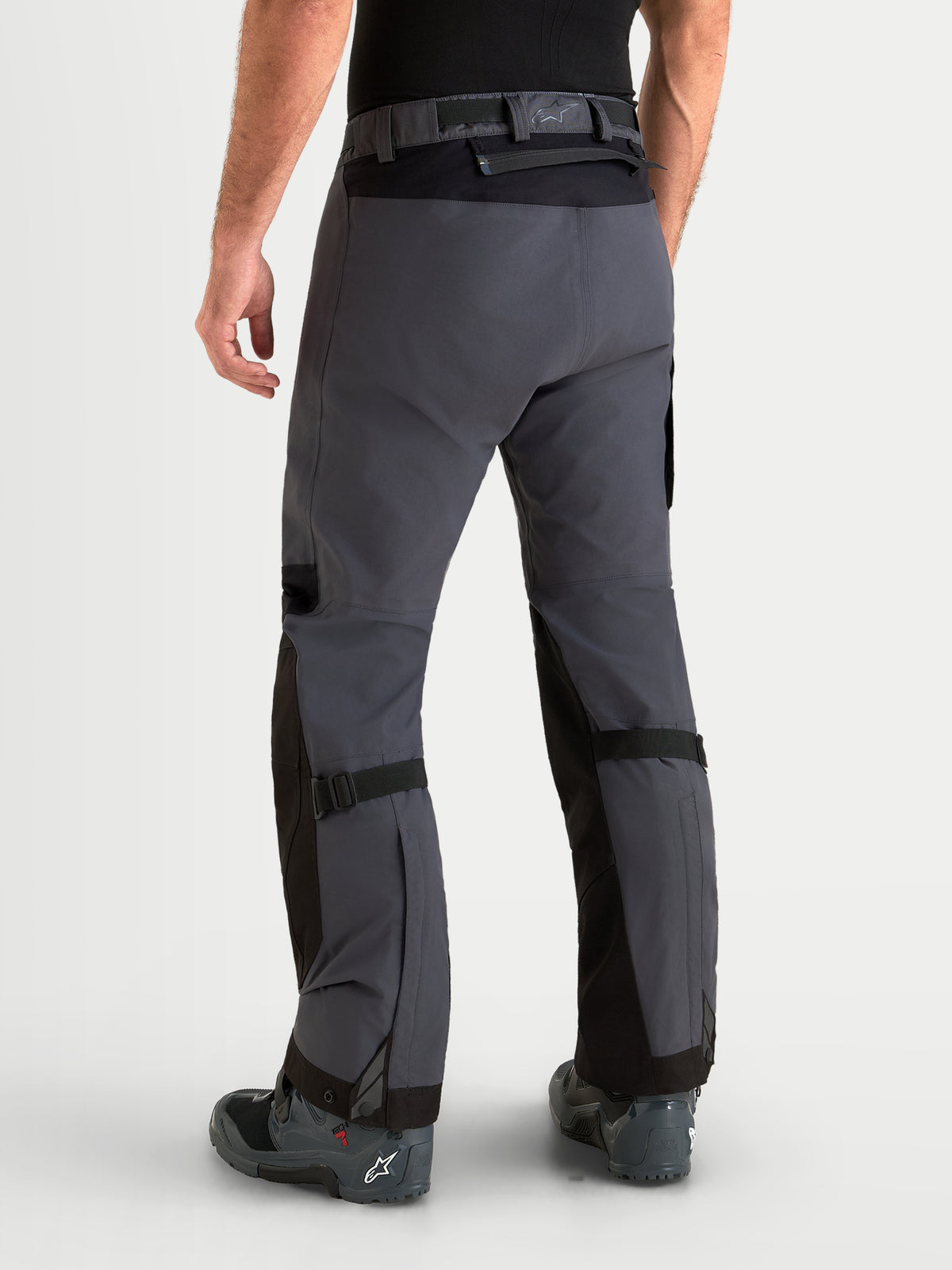 Alpinestars Arenis Gore-Tex Pantaloni, pantaloni da moto adventure da uomo, nero e grigio scuro, vista posteriore su un modello che mostra la struttura impermeabile e la chiusura in vita