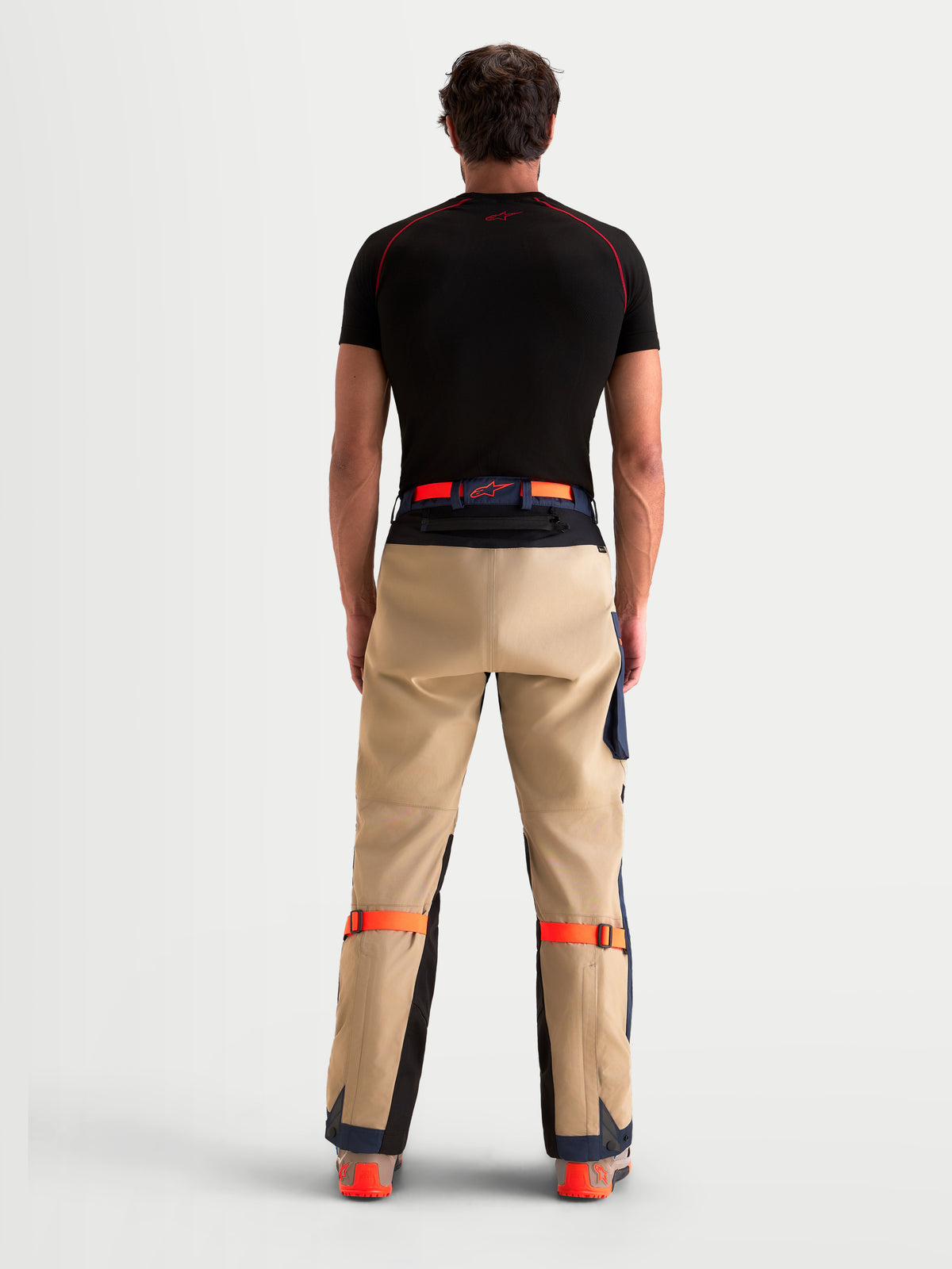 Alpinestars Arenis Gore-Tex Pantaloni, pantaloni da moto adventure da uomo in beige e blu scuro, vista posteriore su un modello che mostra la chiusura in vita e la struttura del sedile rinforzata a 3L
