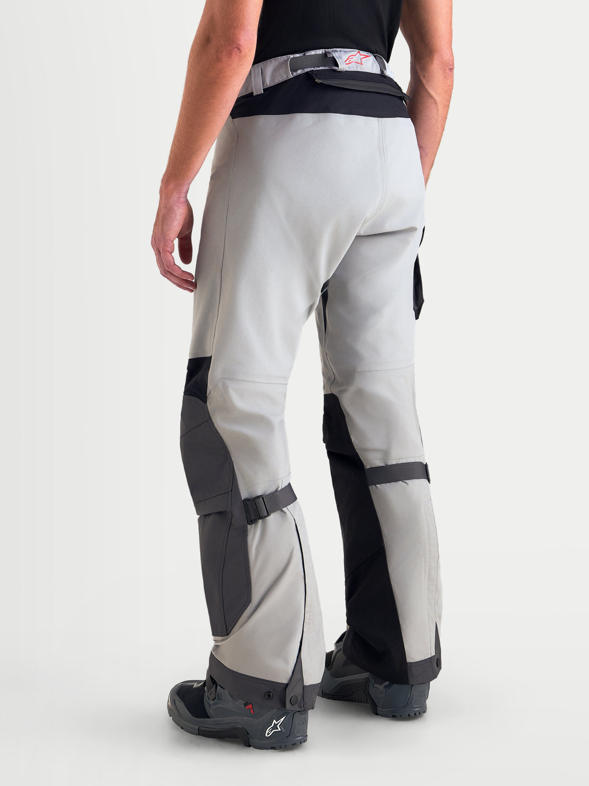 Alpinestars Arenis Gore-Tex Pantaloni, pantaloni da moto adventure da uomo, grigio medio, grigio scuro e nero, vista posteriore su modello che mostra la costruzione impermeabile in tessuto e le zone rinforzate su ginocchia e seduta