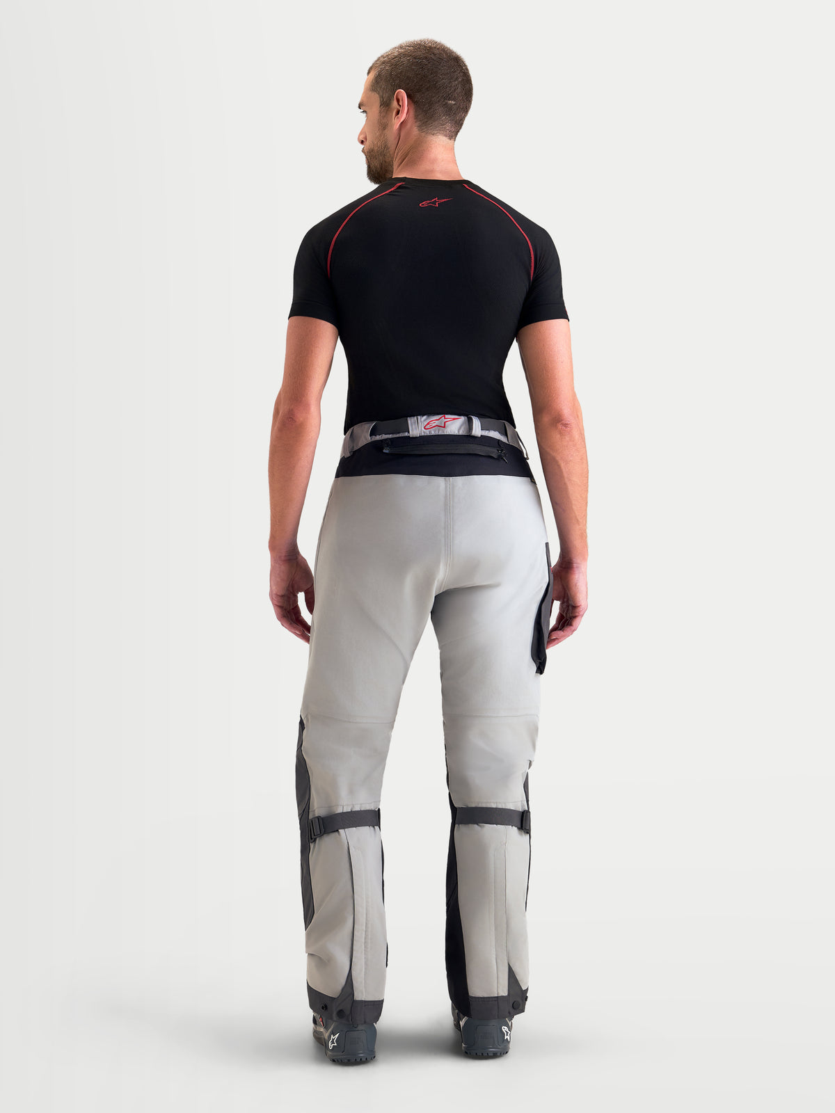 Alpinestars Arenis Gore-Tex Pantaloni, pantaloni da moto adventure da uomo, grigio medio, grigio scuro e nero, vista posteriore con struttura in tessuto impermeabile e sistema di regolazione in vita