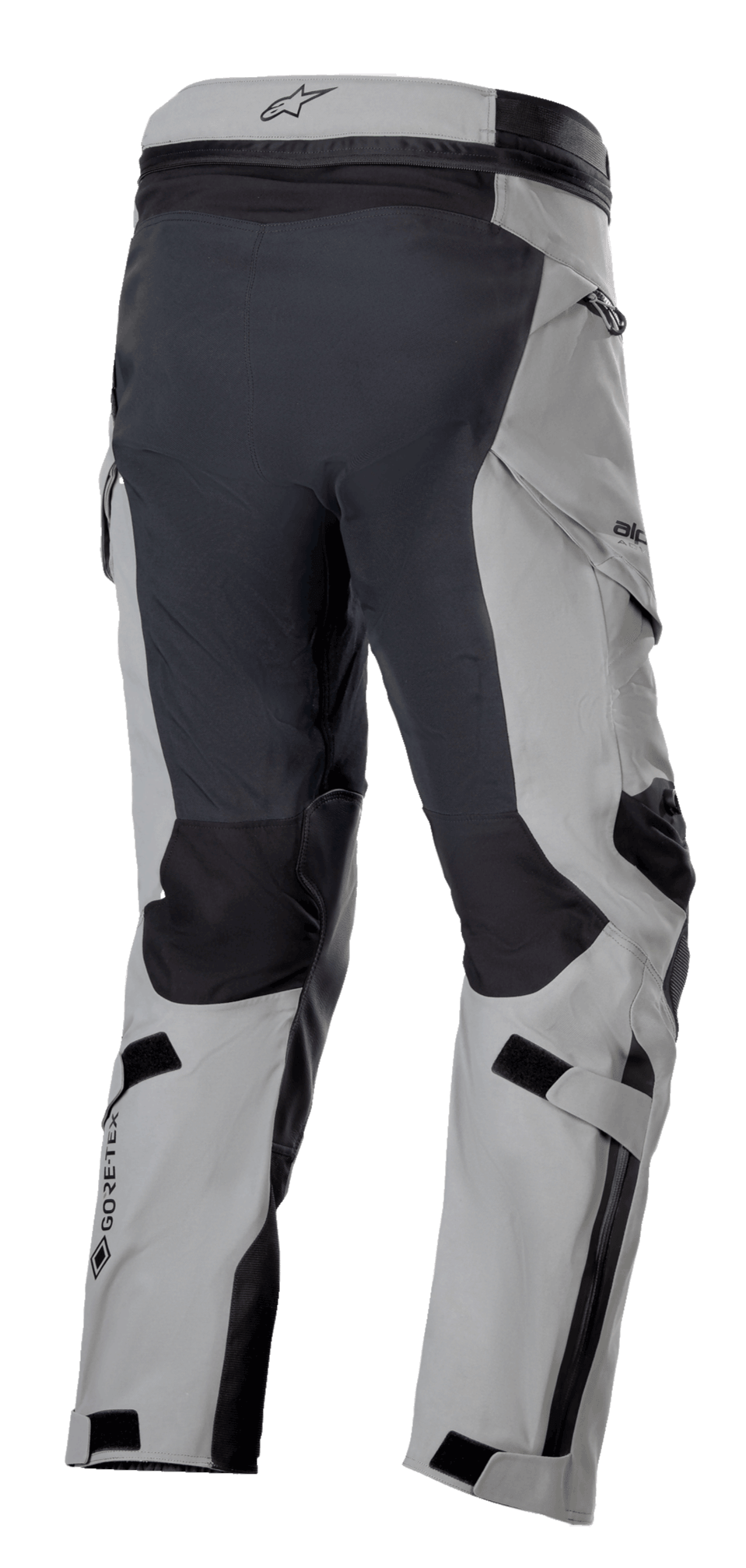 Pantaloni Alpinestars Boulder 3L GORE-TEX, pantaloni da moto adventure, grigio scuro e nero, vista posteriore a tre quarti che mostra la seduta e l'interno gamba rinforzati, pannelli grigio chiaro, logo GORE-TEX sul polpaccio e tasche cargo ergonomiche.