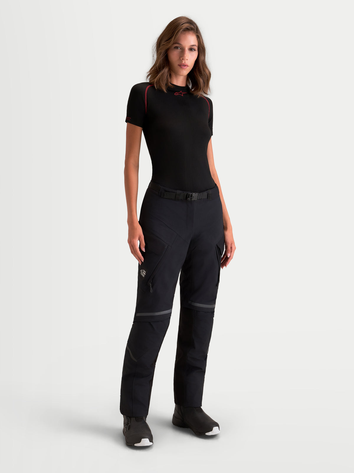 Alpinestars Stella ST-7 V2 2L Gore-Tex Pantaloni Short, pantaloni da moto adventure da donna in nero, indossati da una modella che mostra la struttura in tessuto impermeabile e le tasche cargo