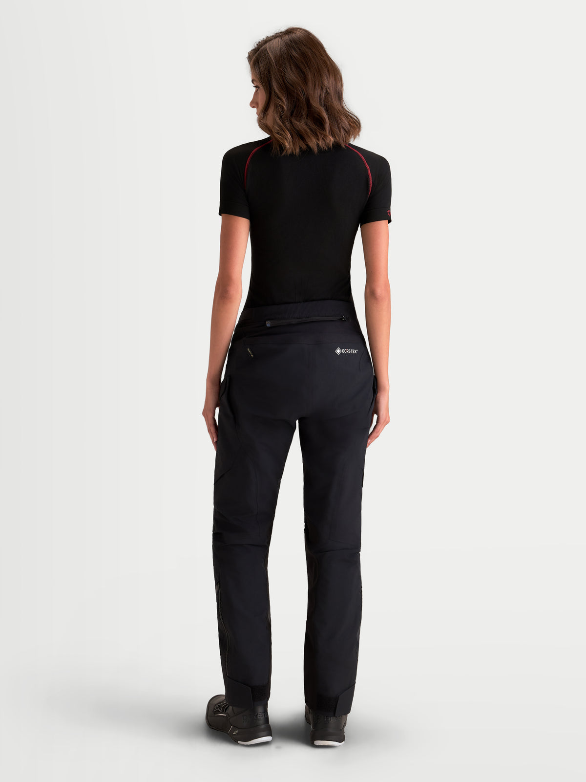 Alpinestars Stella ST-7 V2 2L Gore-Tex Pantaloni Short, pantaloni da moto adventure da donna in colore nero, vista posteriore indossati da una modella, con struttura impermeabile in GORE-TEX e protezione certificata