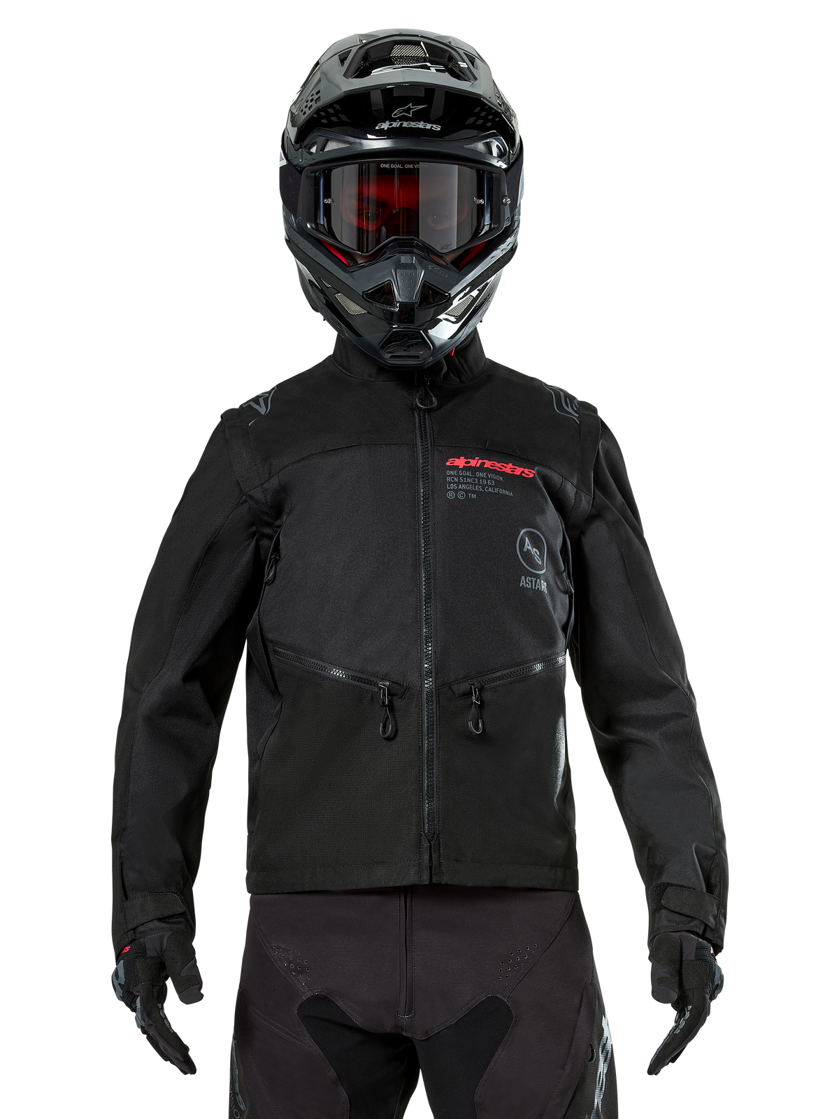 Alpinestars Pro-Dura Jacket, giacca da moto off-road nera, vista frontale indossata da un pilota con casco e occhiali neri abbinati, logo Alpinestars rosso, tasche pettorali con zip e costruzione in tessuto resistente per l'enduro