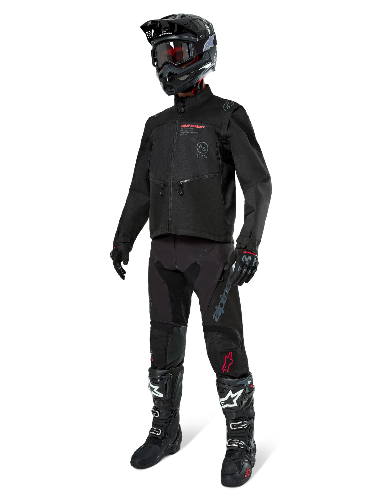 Pilota di motocross con abbigliamento completo da gara, Giacca Alpinestars Pro-Dura in nero, pantaloni neri con marchio grigio e accenti rossi, casco nero con maschera e stivali da motocross neri e bianchi, completo coordinato per enduro e guida fuoristrada