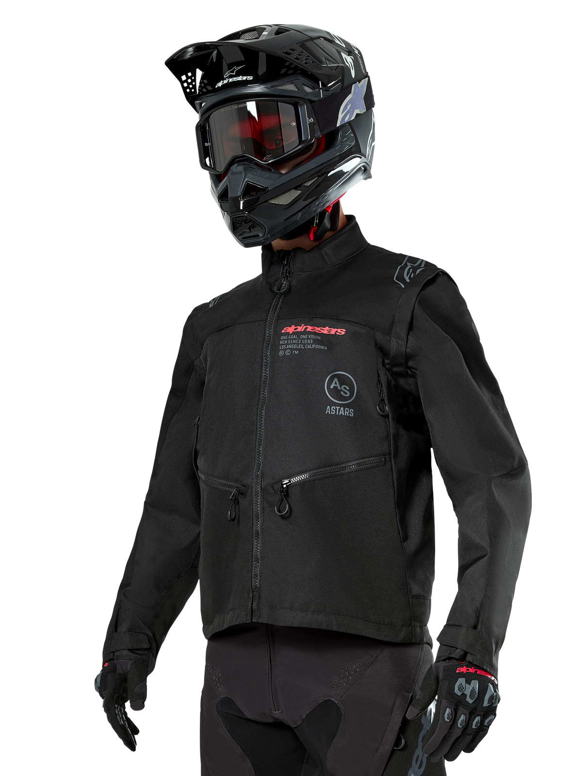 Alpinestars Pro-Dura Jacket, giacca da moto off-road, nera con loghi rossi e grigi, tasche anteriori con zip e colletto alto, indossata con casco da motocross e guanti neri per gare di enduro