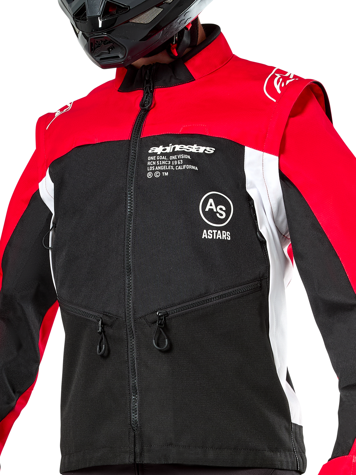 Giacca Alpinestars Pro-Dura, giacca da moto off-road, nero, rosso acceso e bianco, indossata con un casco nero, con tasche con zip e loghi evidenti sul petto, costruzione in tessuto resistente per enduro e trail riding