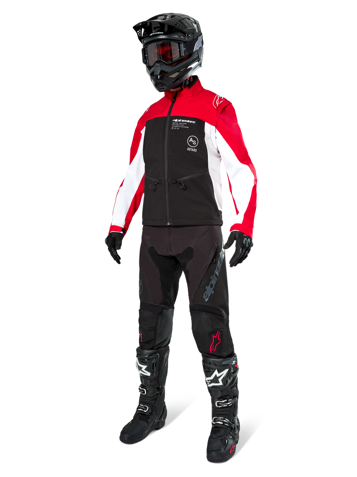 Pilota di motocross con Giacca Softshell Alpinestars Lite-Dura in nero, rosso brillante e bianco, caratterizzata da corpo nero e maniche rosse e bianche, abbinata a pantaloni neri, casco nero con occhiali rossi e stivali neri e bianchi, completo da corsa fuoristrada