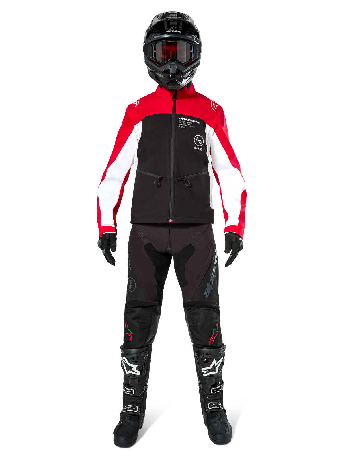 Pilota di motocross con Giacca Alpinestars Lite-Dura Softshell in nero, rosso brillante e bianco, coordinata con pantaloni off-road neri, stivali neri e bianchi e casco nero con occhiali, equipaggiamento completo per gare di enduro
