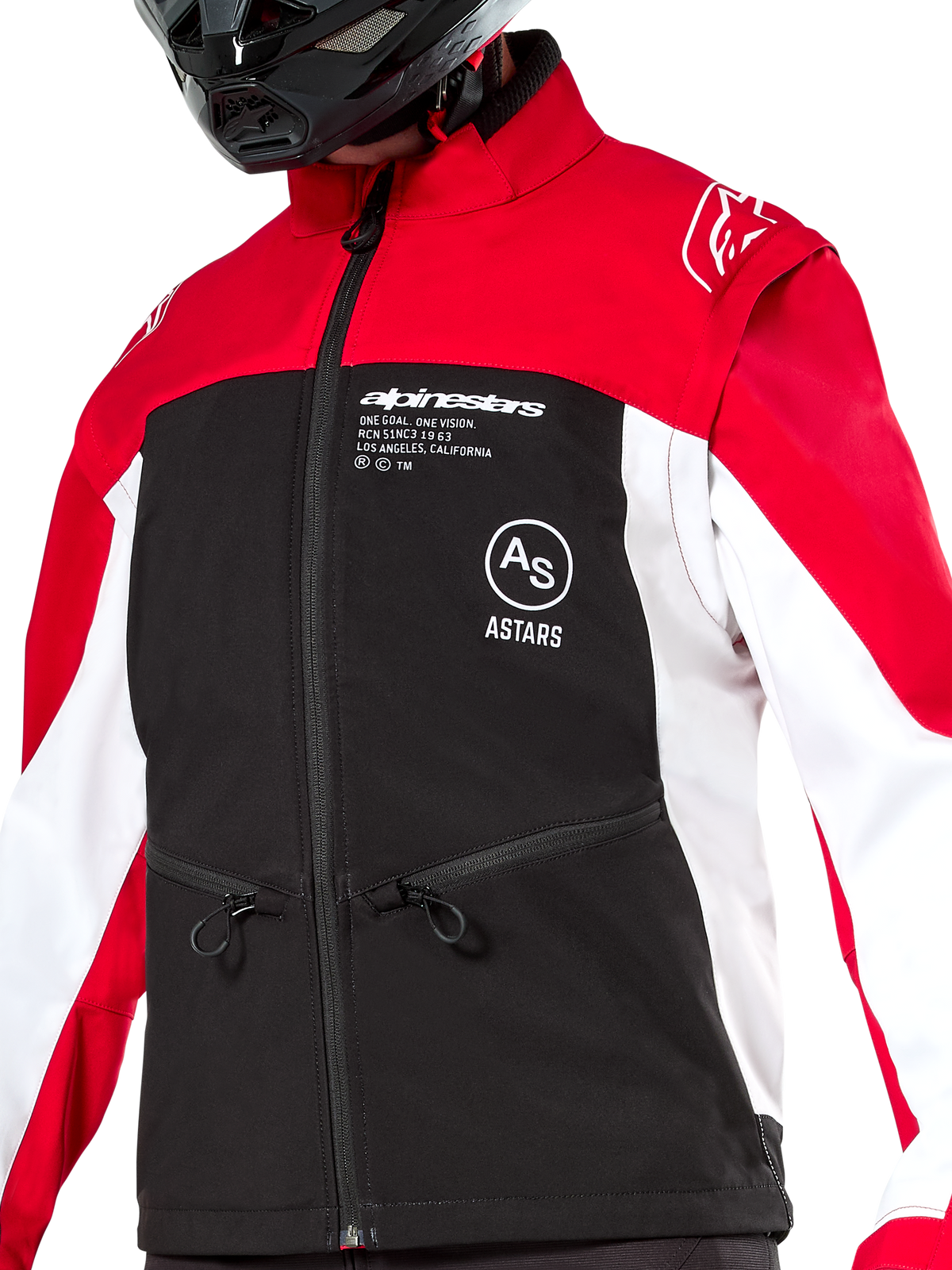 Alpinestars Giacca Softshell Lite-Dura, giacca da enduro off-road, nero, rosso acceso e bianco, con spalle e colletto rossi, petto nero con loghi Alpinestars e ASTARS bianchi, maniche bianche, tasche anteriori con zip, indossata da un pilota con casco nero.