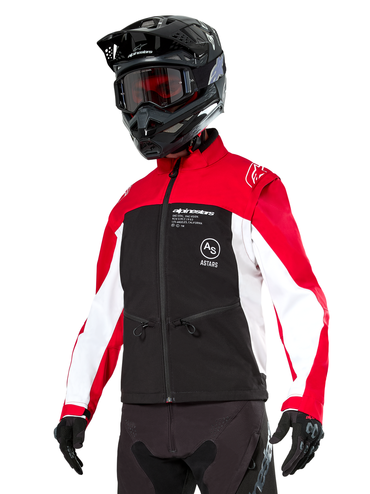 Giacca Softshell Alpinestars Lite-Dura, giacca da moto, nero, rosso acceso e bianco, indossata da un pilota con casco da motocross nero, occhiali rossi e guanti, con logo evidente sul petto, progettata per la guida off-road ed enduro