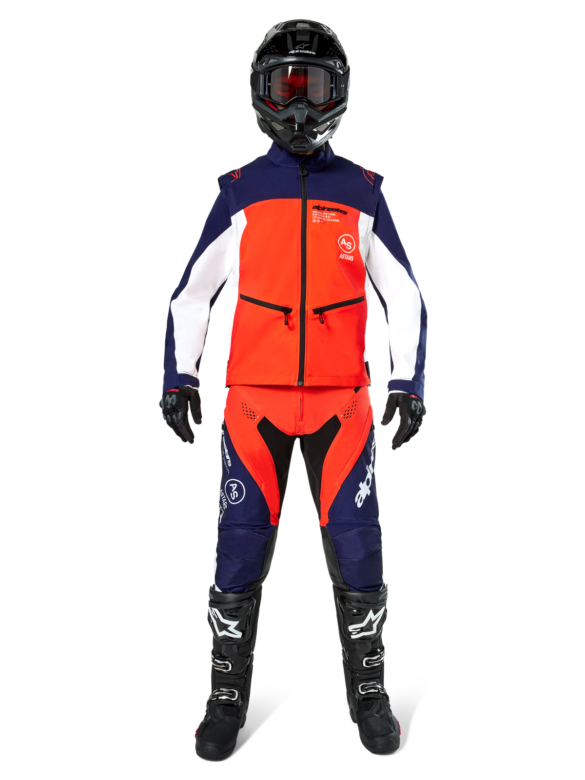 Pilota di motocross con equipaggiamento completo da fuoristrada, Giacca Softshell Lite-Dura in blu navy, arancione acceso e bianco, pantaloni coordinati blu navy e arancione, casco nero con occhiali, stivali bianchi e neri, guanti neri, outfit coordinato per gare di enduro