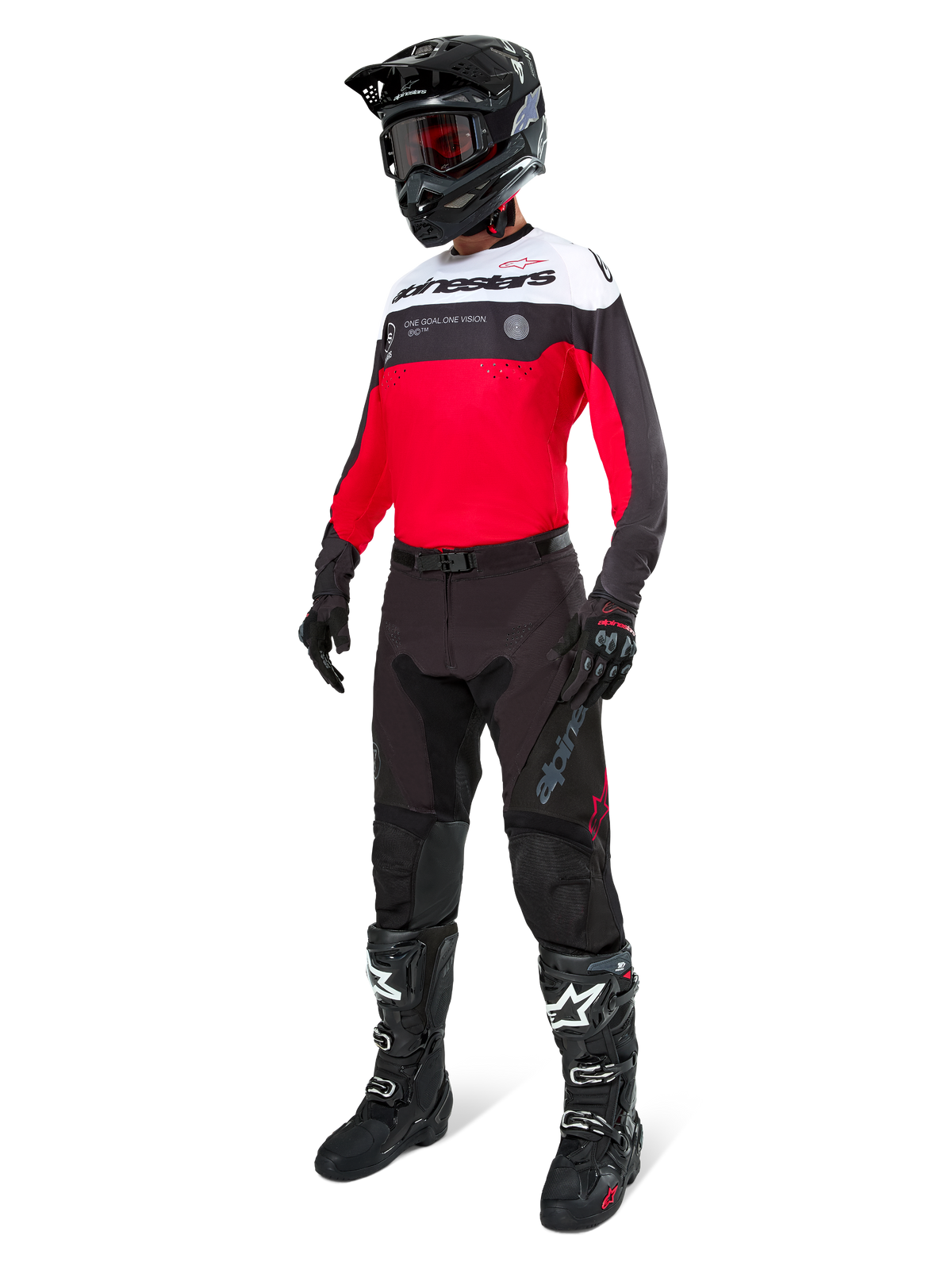 Pantaloni Alpinestars Pro-Dura in Black Magnet White, indossati da un pilota con maglia coordinata rossa, nera e bianca, casco nero e stivali off-road neri, completo professionale da gara enduro per prestazioni fuoristrada.