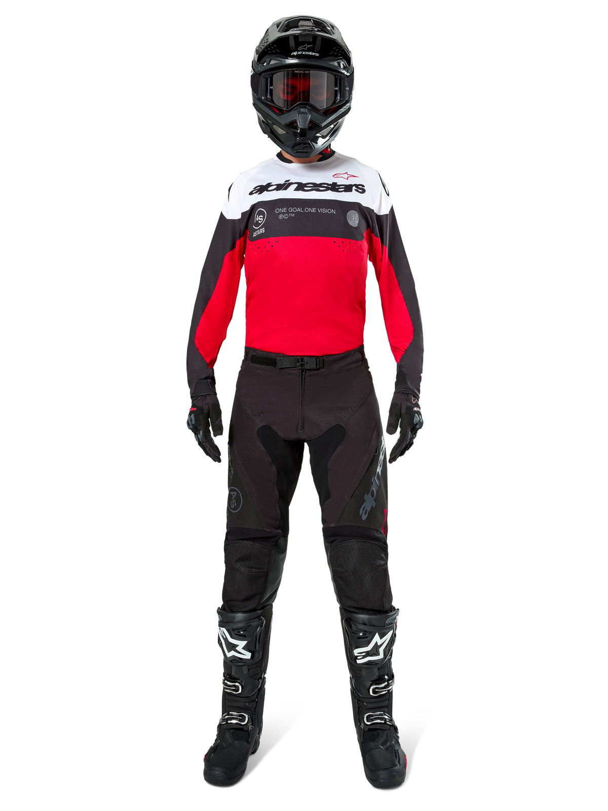 Pilota di motocross con pantaloni Alpinestars Pro-Dura in nero e magnet, maglia rossa, bianca e nera, casco nero e stivali neri, kit completo da gara off-road, design resistente e leggero per enduro
