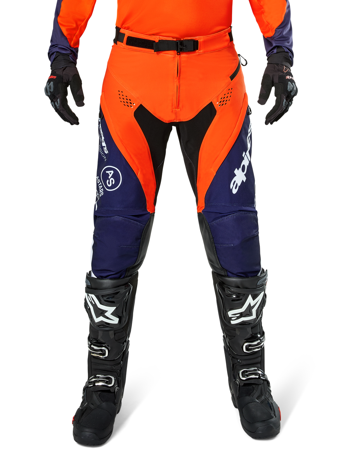 Pantaloni Alpinestars Pro-Dura, pantaloni da motocross ed enduro, blu navy, arancione acceso e bianco, con pannelli neri e loghi bianchi, indossati con stivali e guanti da fuoristrada neri, abbigliamento protettivo professionale per trail e off-road