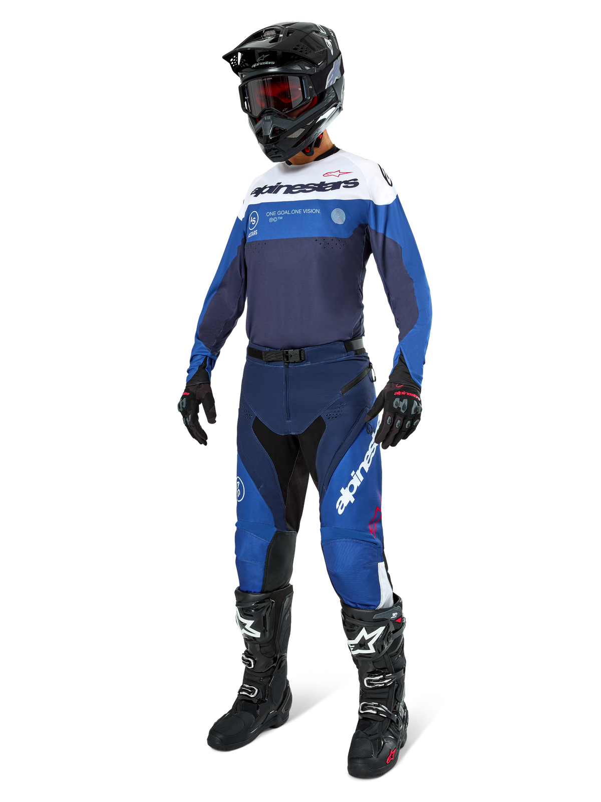Pilota di motocross che indossa pantaloni Alpinestars Pro-Dura in Blu Navy, Blu Brillante e Bianco, abbinati a una maglia a maniche lunghe coordinata, casco nero con occhiali rossi, guanti neri e stivali bianchi e neri, completo coordinato per enduro e gare fuoristrada.