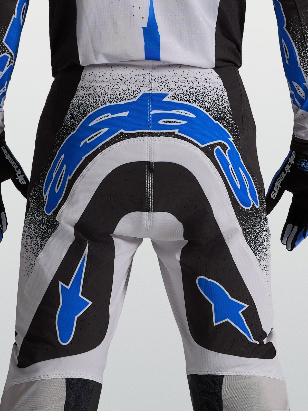 Alpinestars Pantaloni Supertech Hiten AFD, pantaloni da motocross da uomo, blu, nero e bianco, vista posteriore con logo ASTARS prominente, vestibilità atletica professionale per gare MX e fuoristrada.
