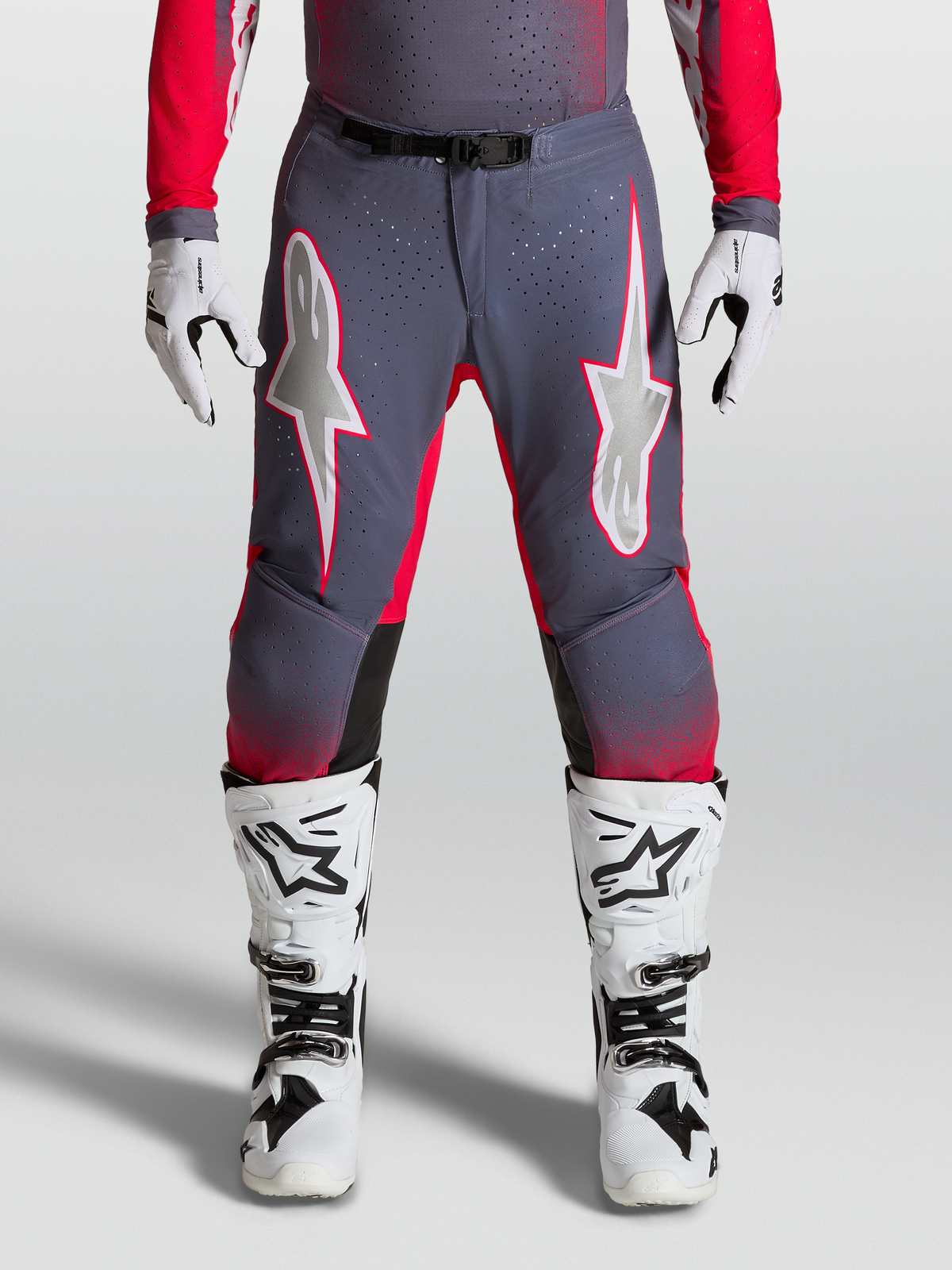 Alpinestars Pantaloni Supertech Hiten AFD, pantaloni motocross pro rider da uomo, grigio e rosso fluo con grafiche a stella lilla chiarissimo, pannelli elasticizzati perforati, vestibilità atletica e fibbia magnetica SX1.