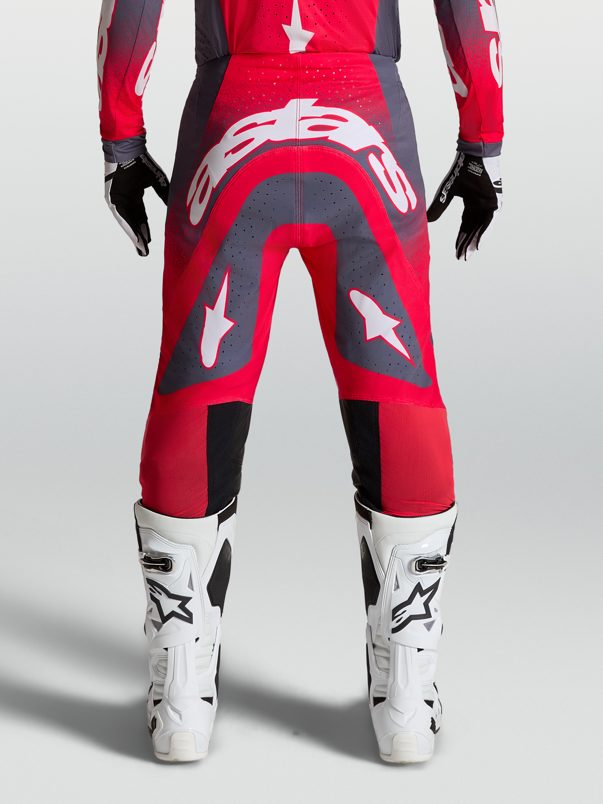 Alpinestars Pantaloni Supertech Hiten AFD, pantaloni da motocross professionali racing, rosso fluo e grigio con loghi bianchi, vestibilità atletica da gara.