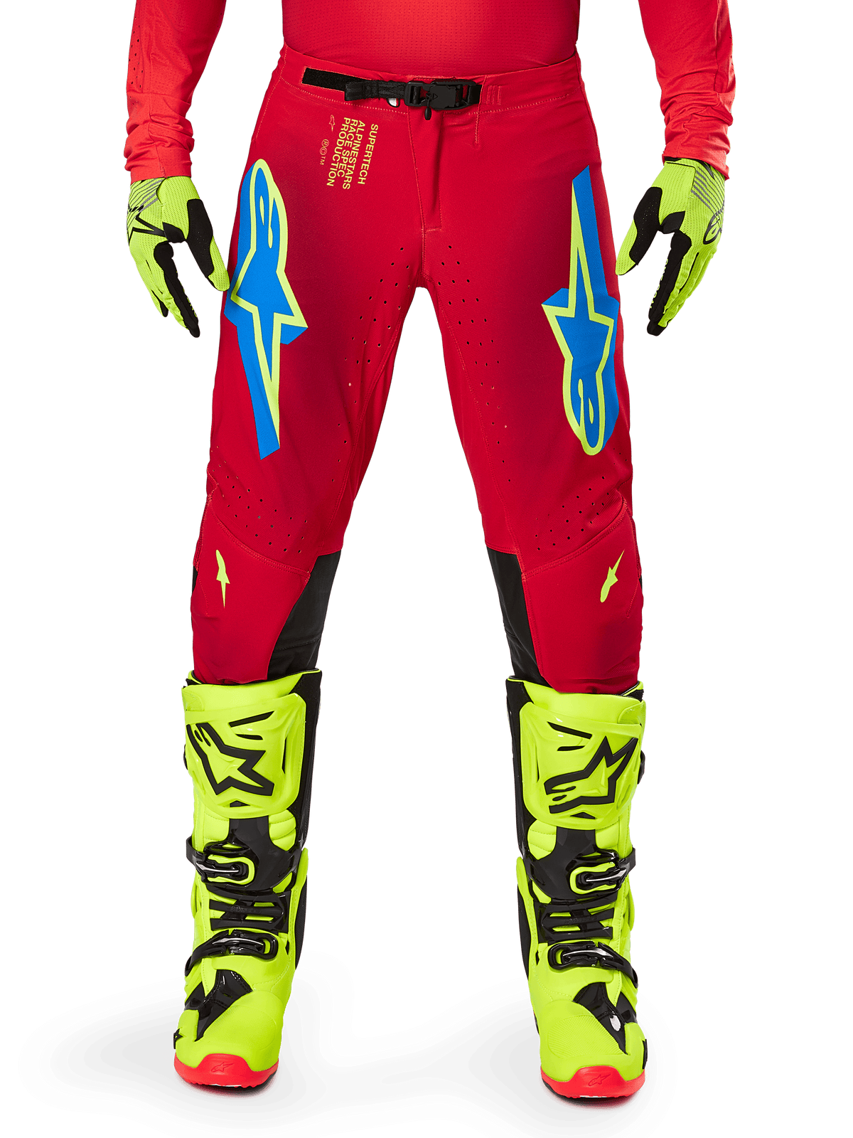 Alpinestars 2025 Supertech Maker Pants, pantaloni da motocross, rosso e giallo fluo, indossati con guanti e stivali giallo fluo coordinati, caratterizzati da loghi Astars blu e giallo fluo, pannelli interni delle ginocchia neri e design atletico per corse fuoristrada