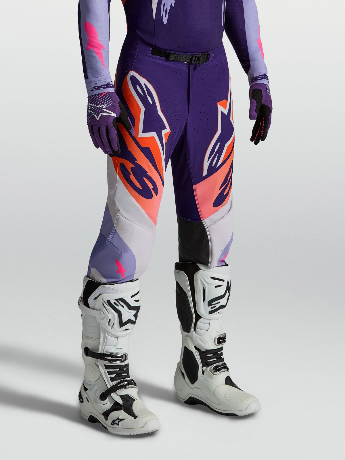 Alpinestars Pantaloni Supertech Dyna, pantaloni da motocross da uomo, viola e rosa fluo, vestibilità atletica racing per off-road, design leggero e traspirante per prestazioni pro-level.